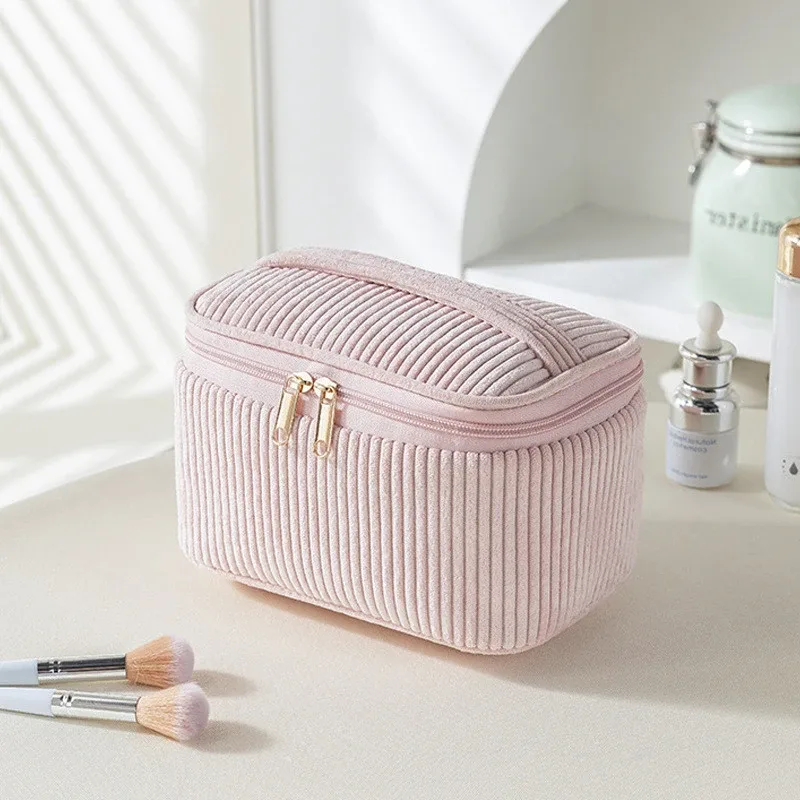 pochette cosmétique moelleuse personnalisée, idéale pour organiser les voyages et les articles de toilette quotidiens, un choix de cadeaux doux pour la fête des mères