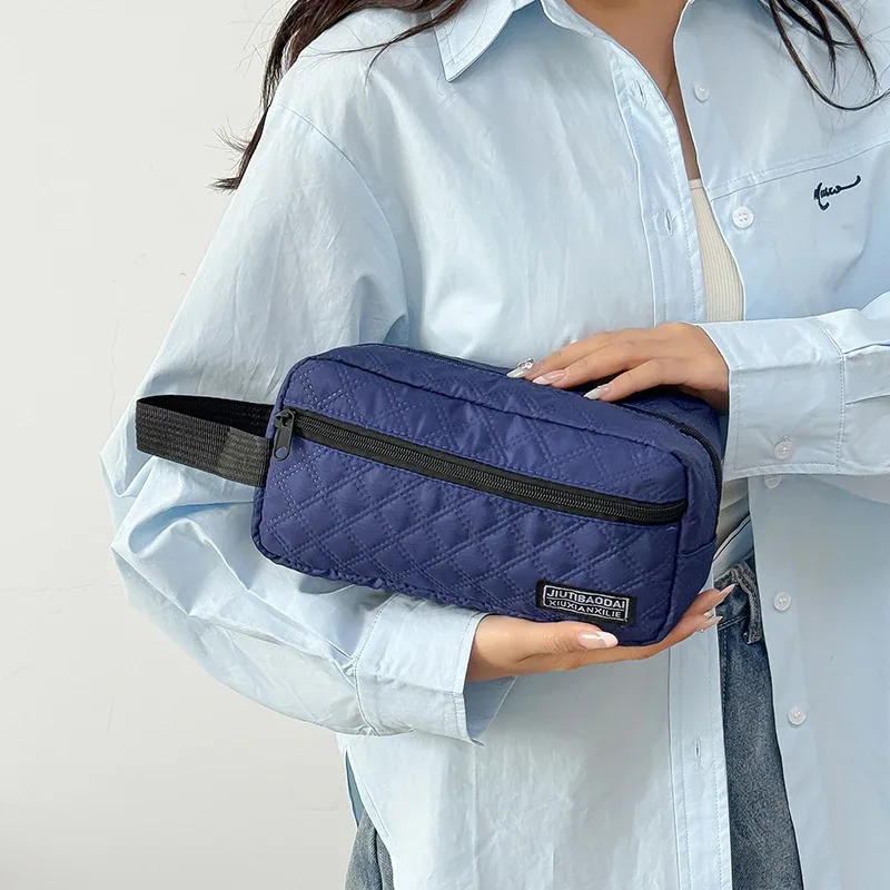 Sacs à dos de style neutre pour hommes et femmes, adaptés aux voyages, au shopping et au tourisme. La trousse de maquillage est conçue de manière simple.