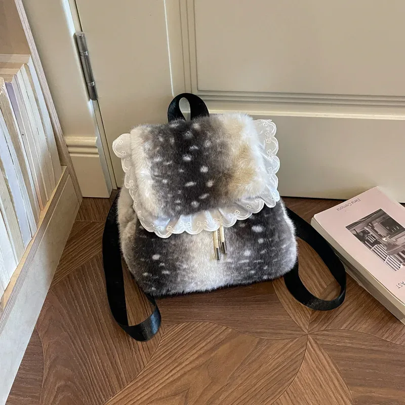 sac à dos en peluche tendance avec rabat à volants en dentelle, grande capacité, sac de voyage décontracté, sac d'école vintage, sac à dos doux et mignon pour femmes.