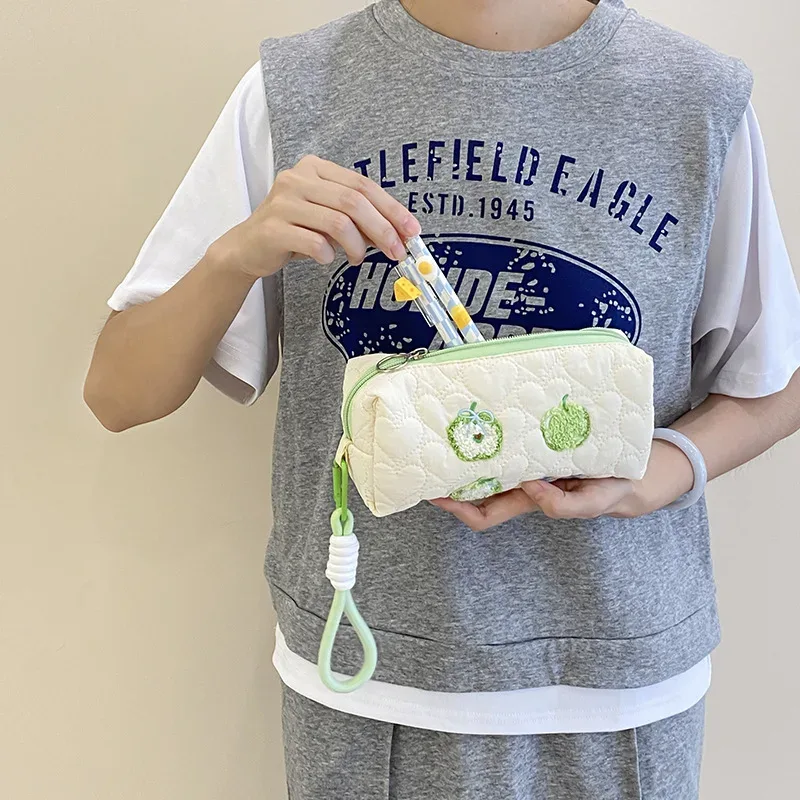 sac à cosmétiques de courtepointe simple pour femmes, broderie de dessin animé mignon, sacs de rangement de lavage de voyage pour femmes, grand étui à crayons pour étudiants mignons