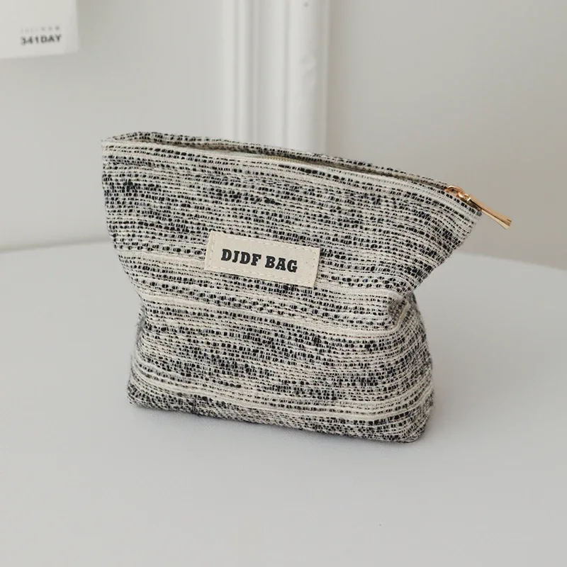 djdf – petit sac de maquillage pour femmes, ligne noir et blanc, sac de rangement de serviettes hygiéniques portables en toile avec fermeture éclair, porte-monnaie simple à main