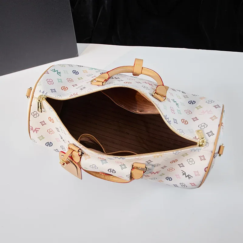 sac de voyage cylindrique pour femme avec motif monogramme coloré sur fond blanc, boucle de verrouillage en métal + structure renforcée par rivets, comprend une étiquette de bagage, une bandoulière réglable et amovible, grande capacité avec plusieurs compartiments, dimensions 46×27×20 cm, adapté aux courts voyages d'affaires, aux voyages, aux séjours de fitness et aux déplacements longue distance, sac de rangement durable pour diverses occasions.