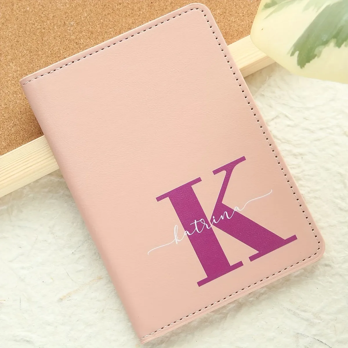 1 couverture de passeport personnalisée avec nom et initiales sur mesure, design monogramme élégant, porte-documents coloré avec initiales.