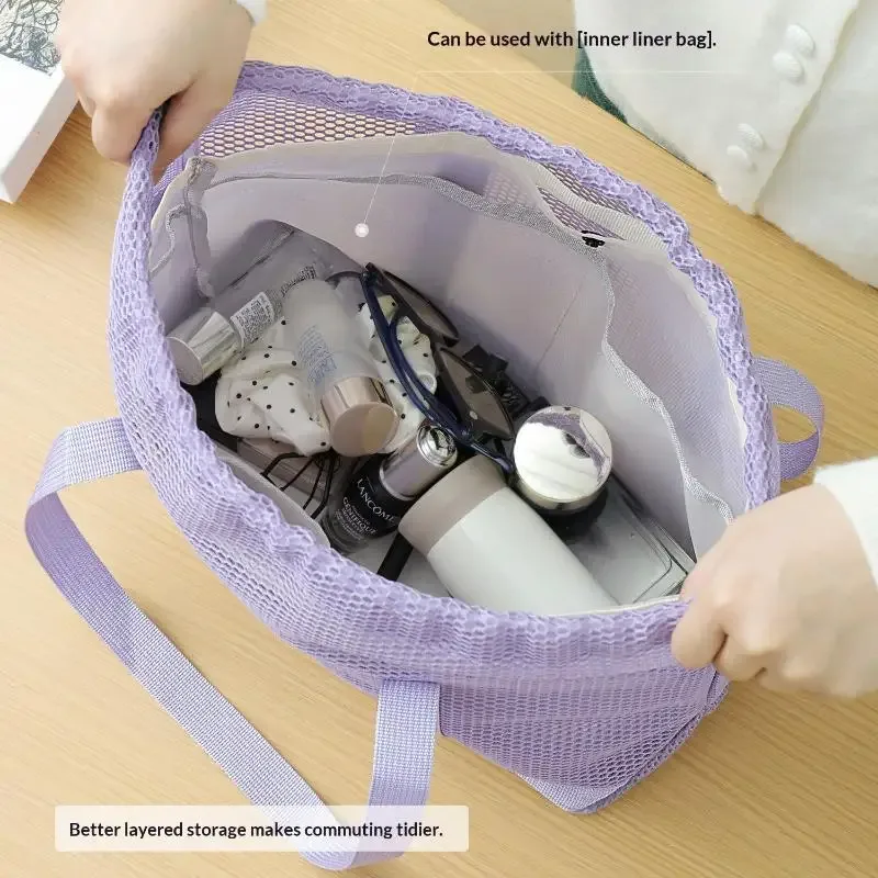 sac fourre-tout simple en maille respirante avec cordon de serrage, base robuste, poignées confortables pour femmes, idéal pour la gym, la natation, la plage et les sorties.