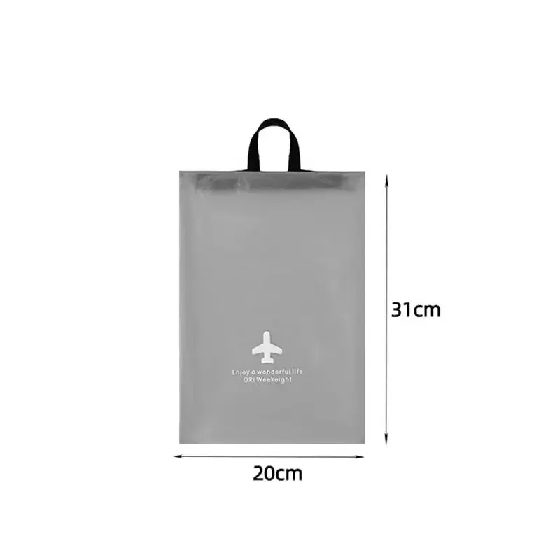 ensemble de trois sacs de rangement de voyage minimalistes et modernes, un organisateur de bagages essentiel et un organisateur de garde-robe/sous-vêtements.