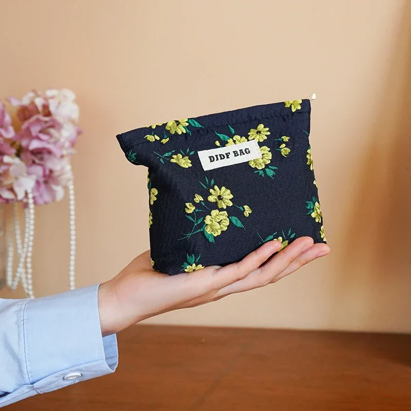 mini sac à cosmétiques portable rouge doux pour femme, petit sac de rangement pour serviettes hygiéniques, sac pour pièces de monnaie et clés, sac pour cartes bancaires portables
