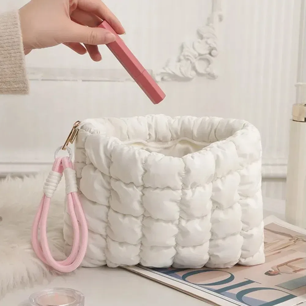 Sac de maquillage matelassé bouffant mignon, sac à cosmétiques pour femmes et filles, pochette de toilette de voyage bouffante, sac à fermeture éclair à carreaux, sac de rangement de maquillage