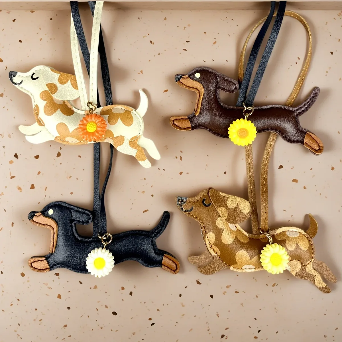 Porte-clés Teckel en similicuir, breloque pour sac en forme de chiot avec fleur de marguerite - Accessoires pour sac à main et sac à dos, cadeau pour les amoureux des chiens