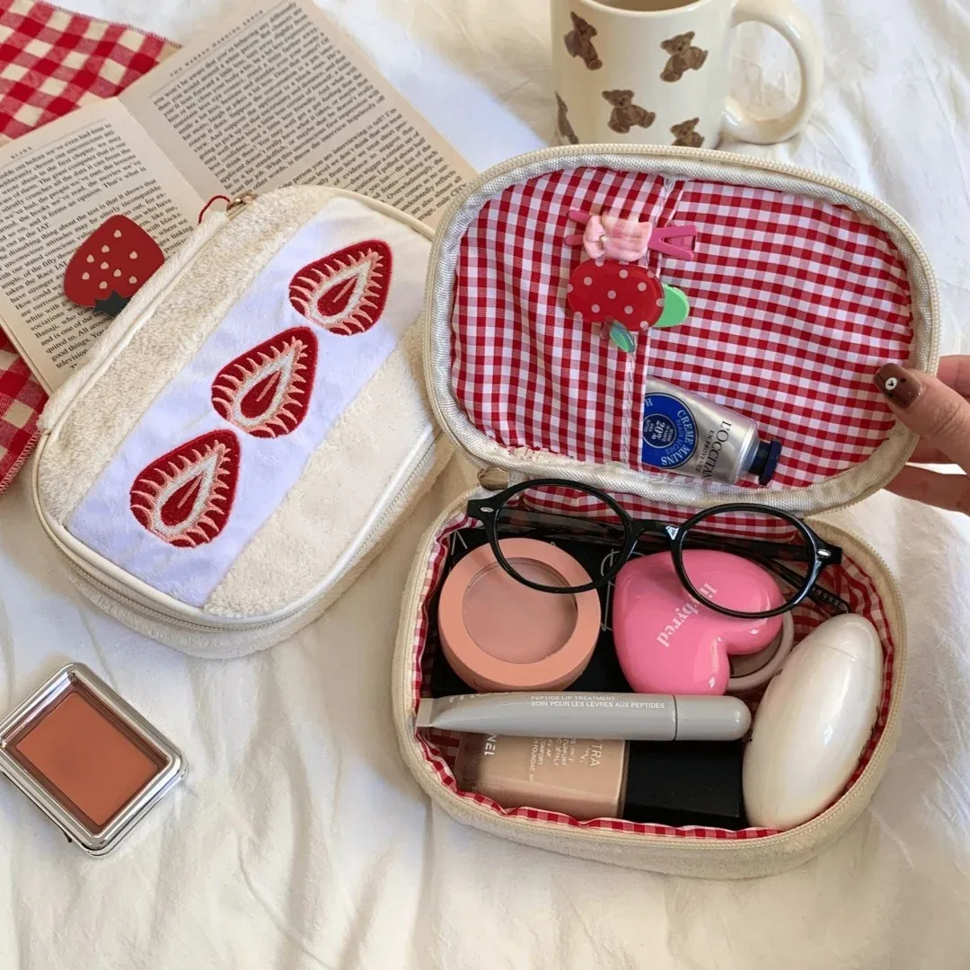étui à crayons en peluche brodé de fraises mignon, boîte à stylos de papeterie portable, multifonctionnel, grande capacité, sac de rangement pour maquillage