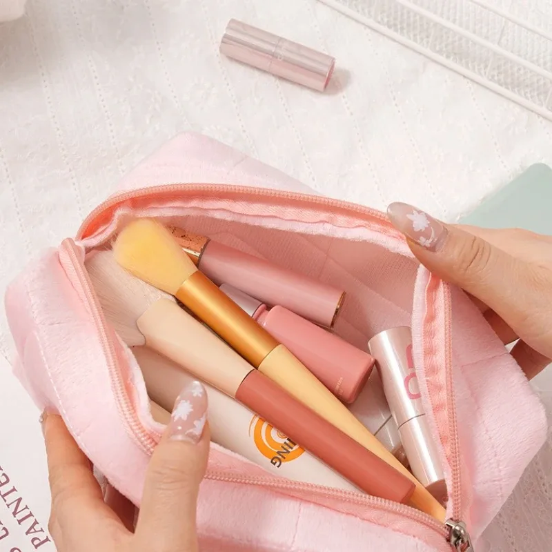 sac de rangement de maquillage en peluche avec nom brodé personnalisé - trousse de toilette de voyage portable douce, parfaite pour les cadeaux d'anniversaire et l'utilisation quotidienne