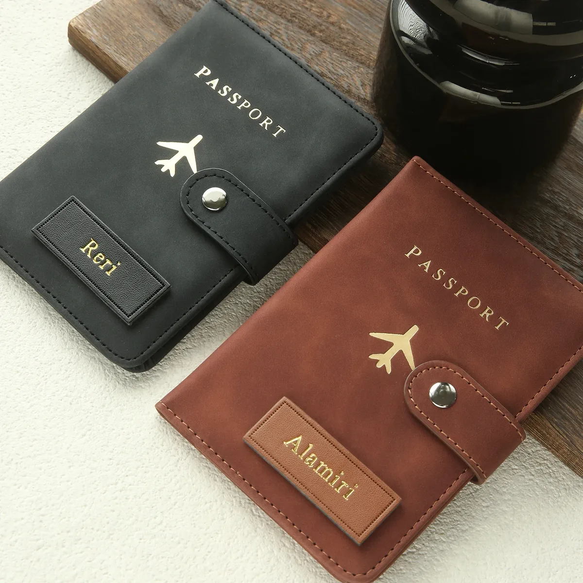 1pcs porte-passeport personnalisé avec nom, couverture de passeport en daim, sac de passeport en similicuir texturé, accessoires de voyage personnalisés