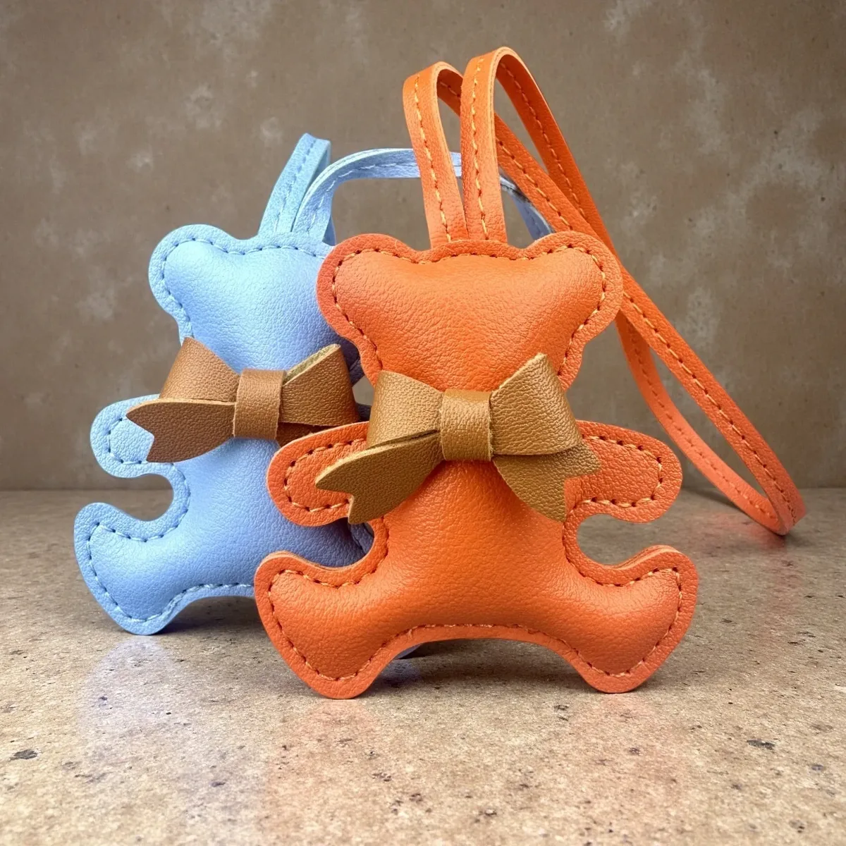 Mignon Charme en cuir PU en forme d'ours, Adorable pose de câlin avec un petit nœud, Pendentif animal pour sacs à main et sacs à dos, Cadeau pour femmes