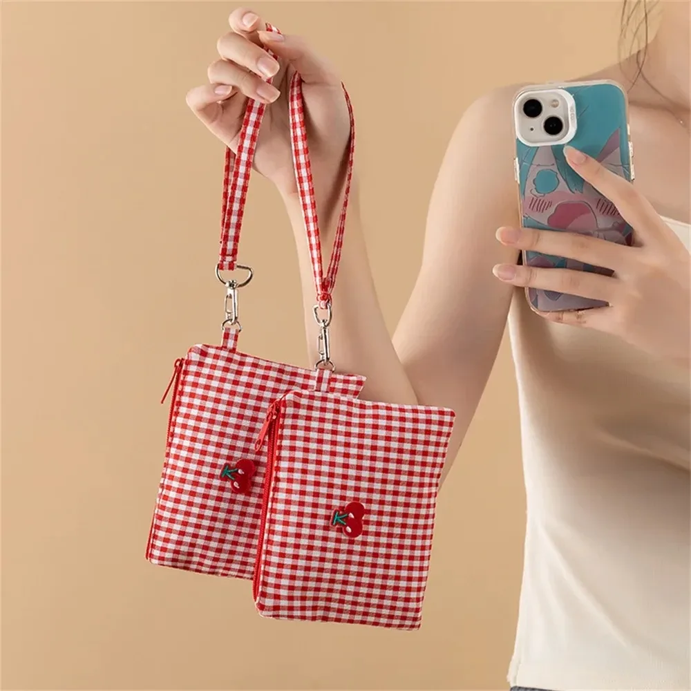 1 pièce trousse de maquillage et de toilette de voyage en toile brodée motif cerise, motif quadrillé rouge, pour fille, avec fermeture éclair