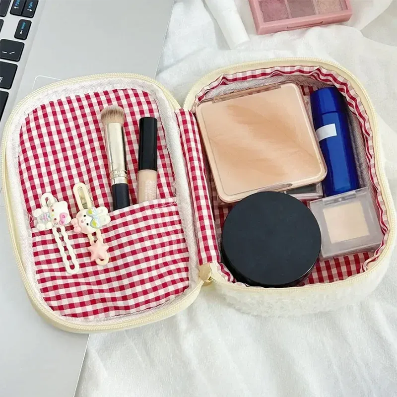 trousse de maquillage en peluche brodé fraise, sac de rangement multifonctionnel pour femme, sac à haute valeur esthétique