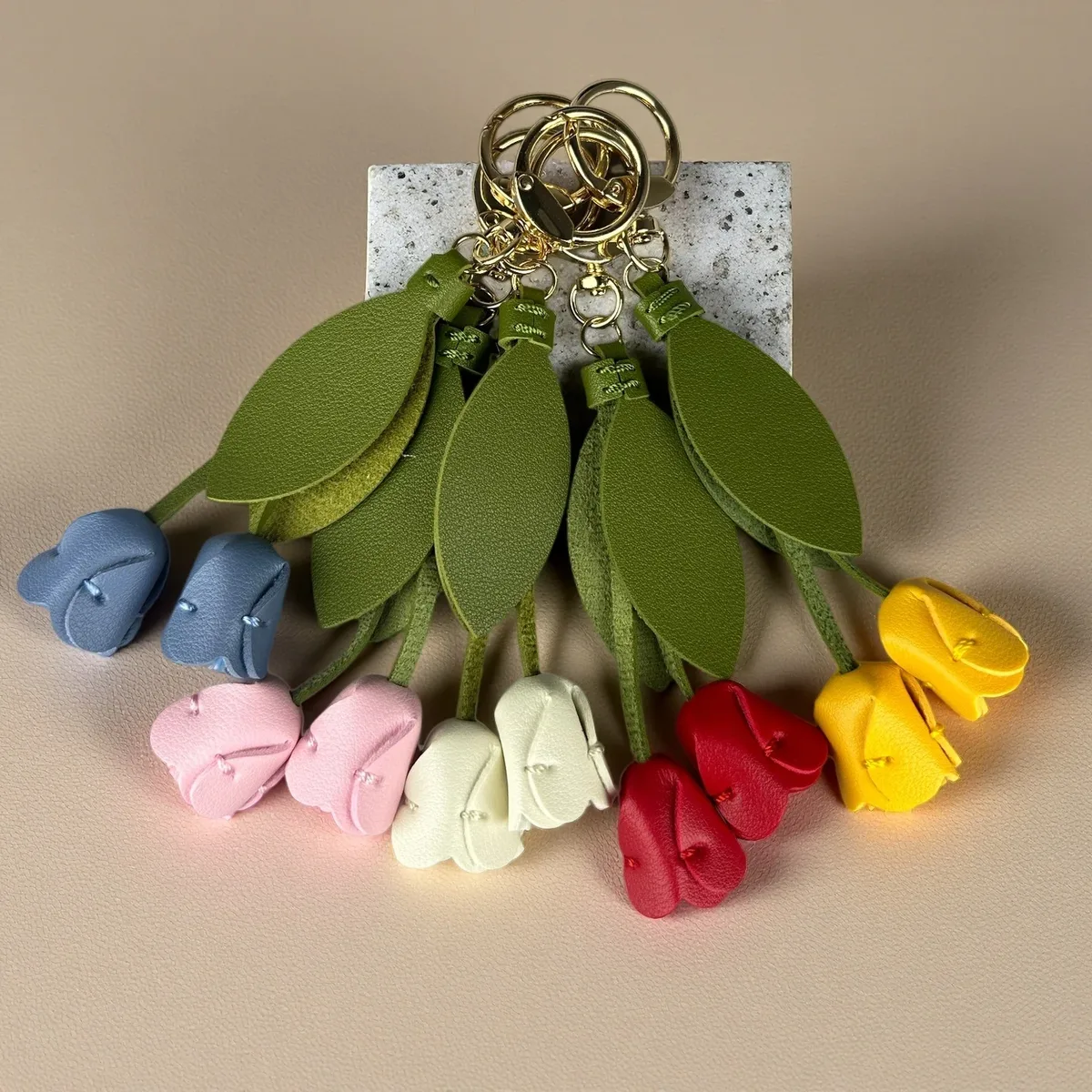 breloque de sac en cuir pu souple 8 couleurs – accessoire floral élégant à suspendre avec anneau métallique, motif de fleur réaliste pour sac à dos