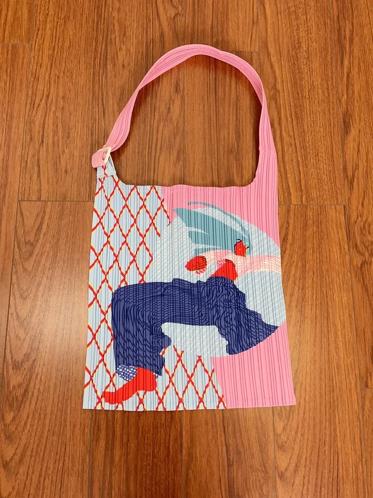le nouveau sac à main plissé pour femme de miyake avec impression est un sac à bandoulière unique pratique pour le shopping