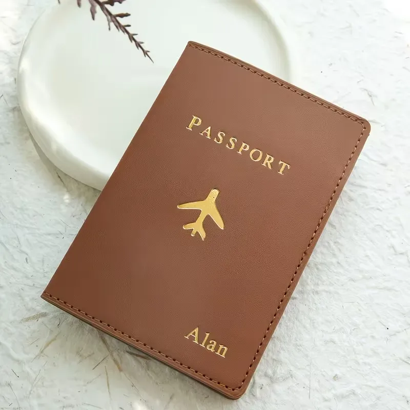 porte-passeport personnalisé avec estampage à chaud et monogramme, cet élégant accessoire de voyage est un document fait main