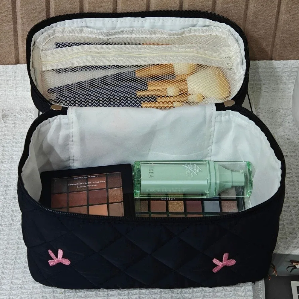 trousse de maquillage portable noire, grande capacité, pochette matelassée avec nœud rose, sac à main pour dames, sac de rangement de toilette de voyage pour femmes, 2025