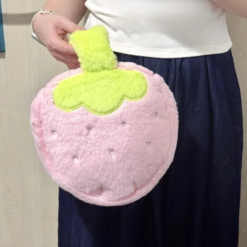 trousse de maquillage en peluche fraise, jolie trousse de voyage de grande capacité, pochette de toilette avec poignée, organisateur de rangement de brosses pour filles