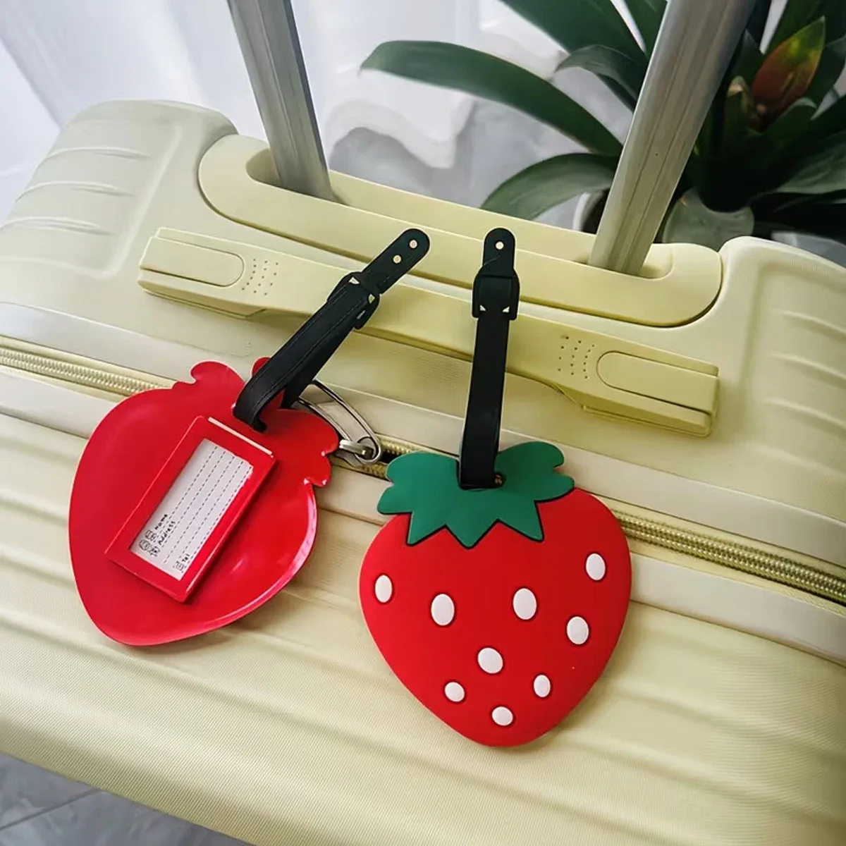1 jolie étiquette de bagage rouge en forme de fraise, étiquette de bagage souple en pvc, étiquette d'identific
