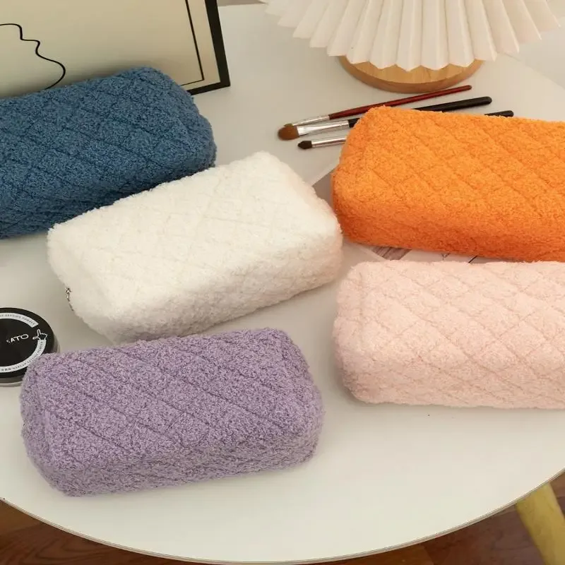 trousse de maquillage douce en peluche avec poignée intégrée ; motif cœur adorable ; rangement cosmétique portable de voyage, trousse à crayons et pochette organisateur.