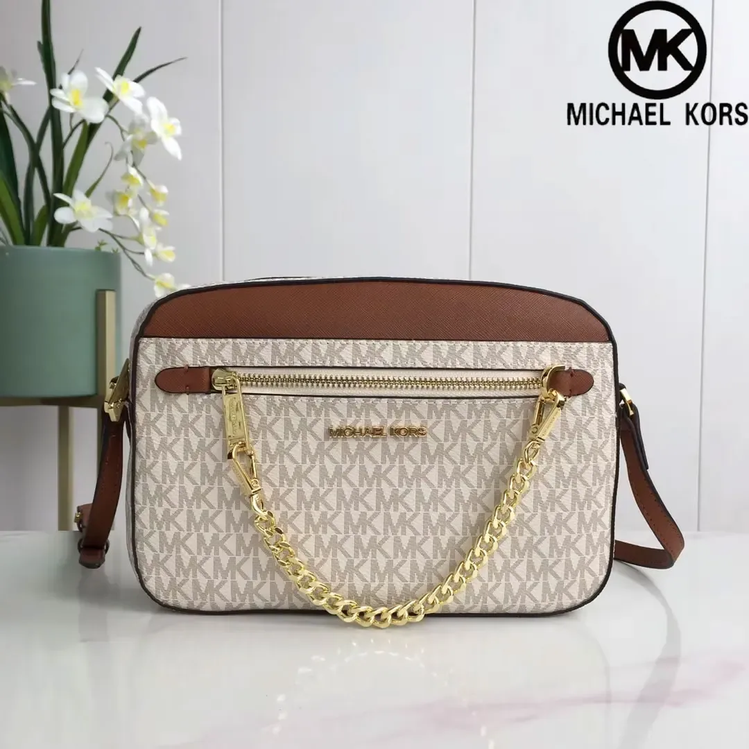 Sac à bandoulière et sacoche pour appareil photo Michael Kors Jet Set, un sac de voyage élégant conçu pour les femmes.