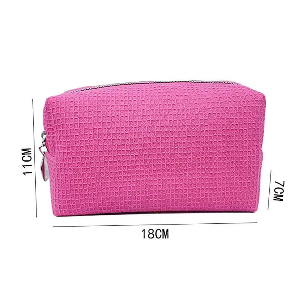 Sac à cosmétiques gaufré avec nom personnalisé, rangement de voyage brodé pour femmes, trousse de maquillage pour filles simples, sacs cadeaux d'anniversaire pour femmes