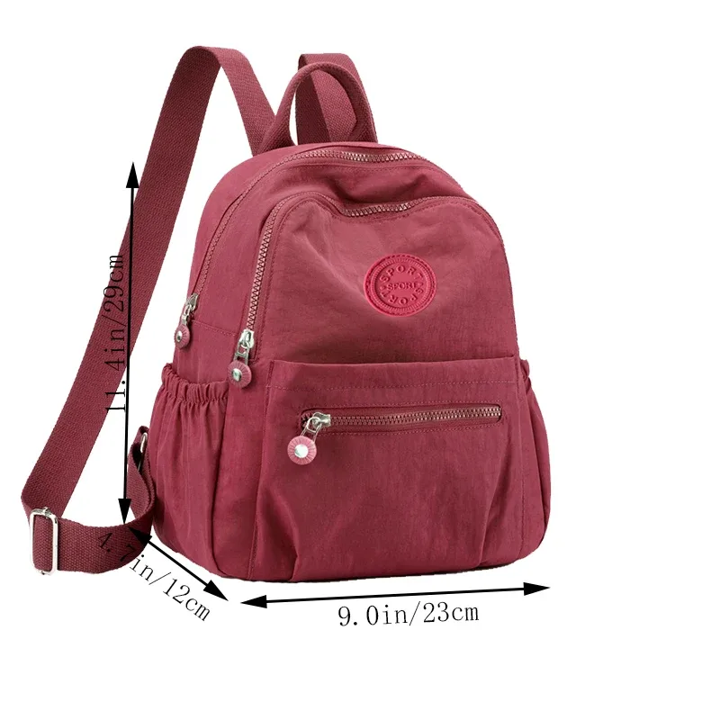 sac à dos de style neutre pour hommes et femmes, adapté aux voyages et à la photographie en nylon, avec un logo rond.