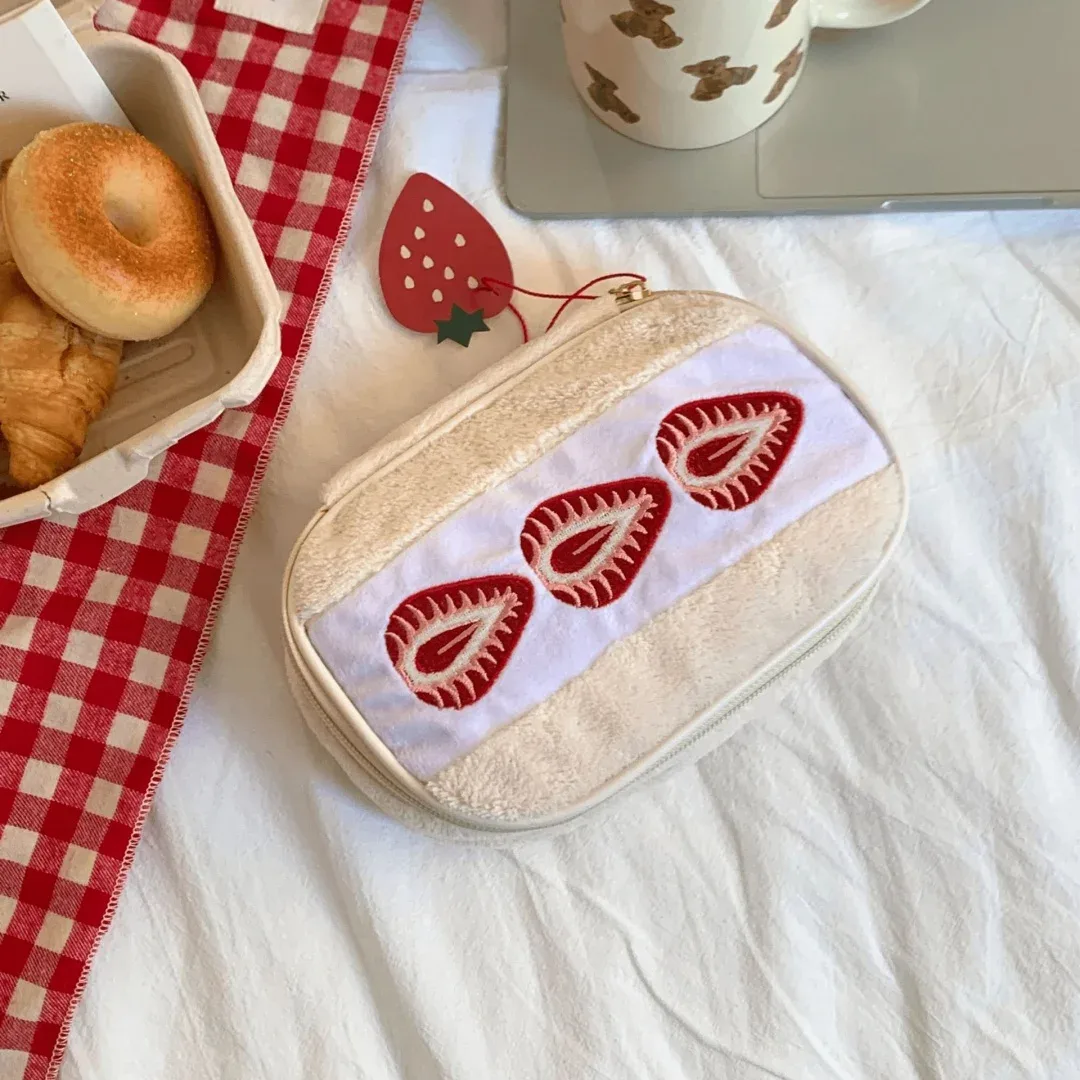 étui à crayons en peluche brodé de fraises mignon, boîte à stylos de papeterie portable, multifonctionnel, grande capacité, sac de rangement pour maquillage