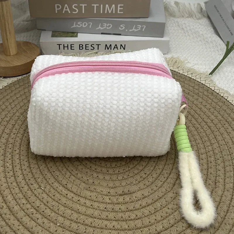 nouvelle trousse de maquillage grande capacité en peluche couleur bonbon style ins pour fille, sac de toilette portable de voyage, petit rangement à main 2026