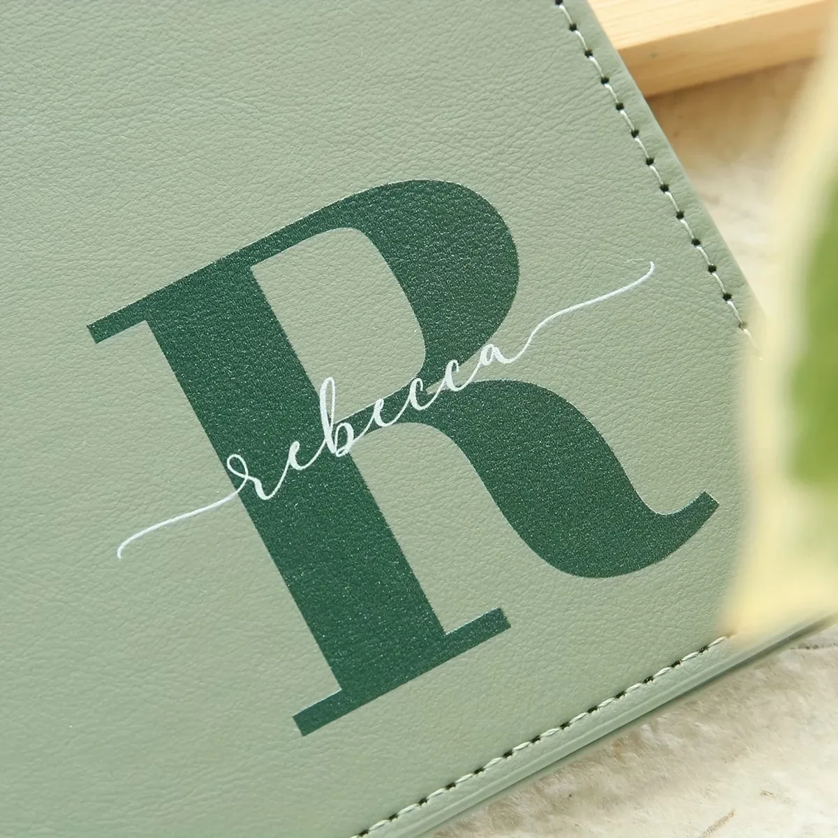 1 couverture de passeport personnalisée avec nom et initiales sur mesure, design monogramme élégant, porte-documents coloré avec initiales.