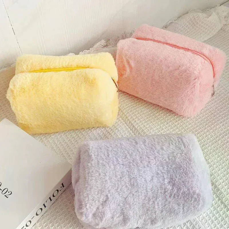 1 pièce trousse de toilette de voyage douce en peluche pour femmes, jeunes femmes et filles, pochette de maquillage et de rangement pour accessoires essentiels