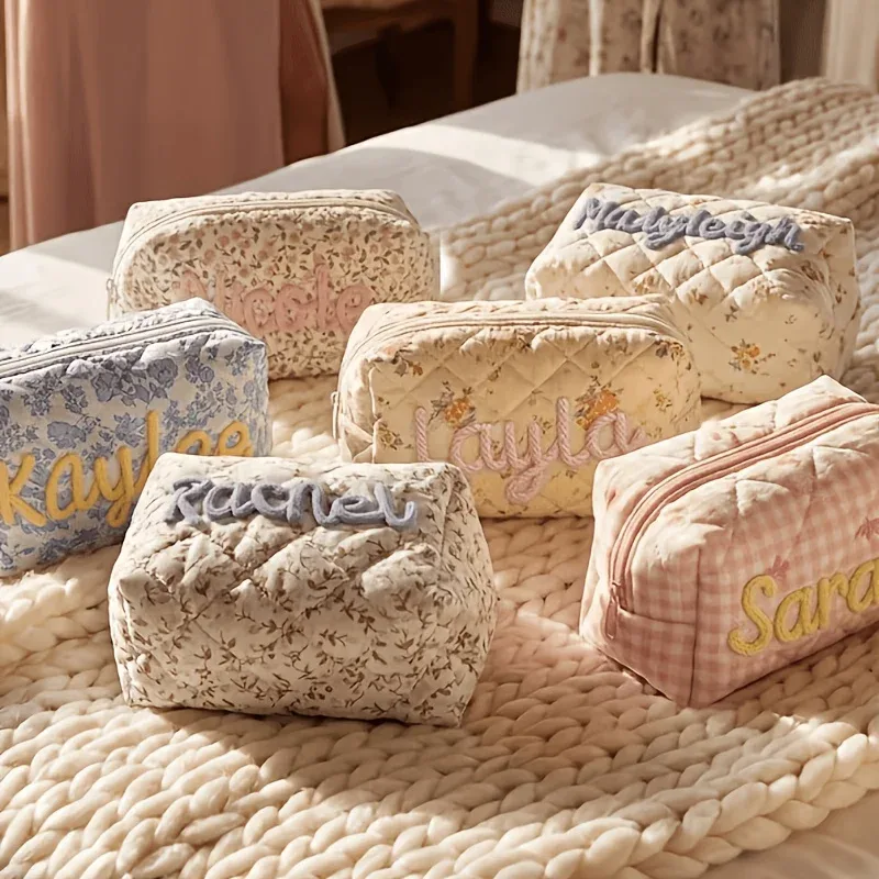 pochette de maquillage matelassée personnalisée avec nom brodé, motif floral, pochette cosmétique portable, sac de rangement de voyage, cadeau pour demoiselle d'honneur, femme