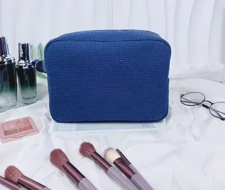 trousse de toilette personnalisée en tissu gaufré : pochette de toilette monogrammée | organisateur de voyage avec nom brodé | cadeau pour une future mariée