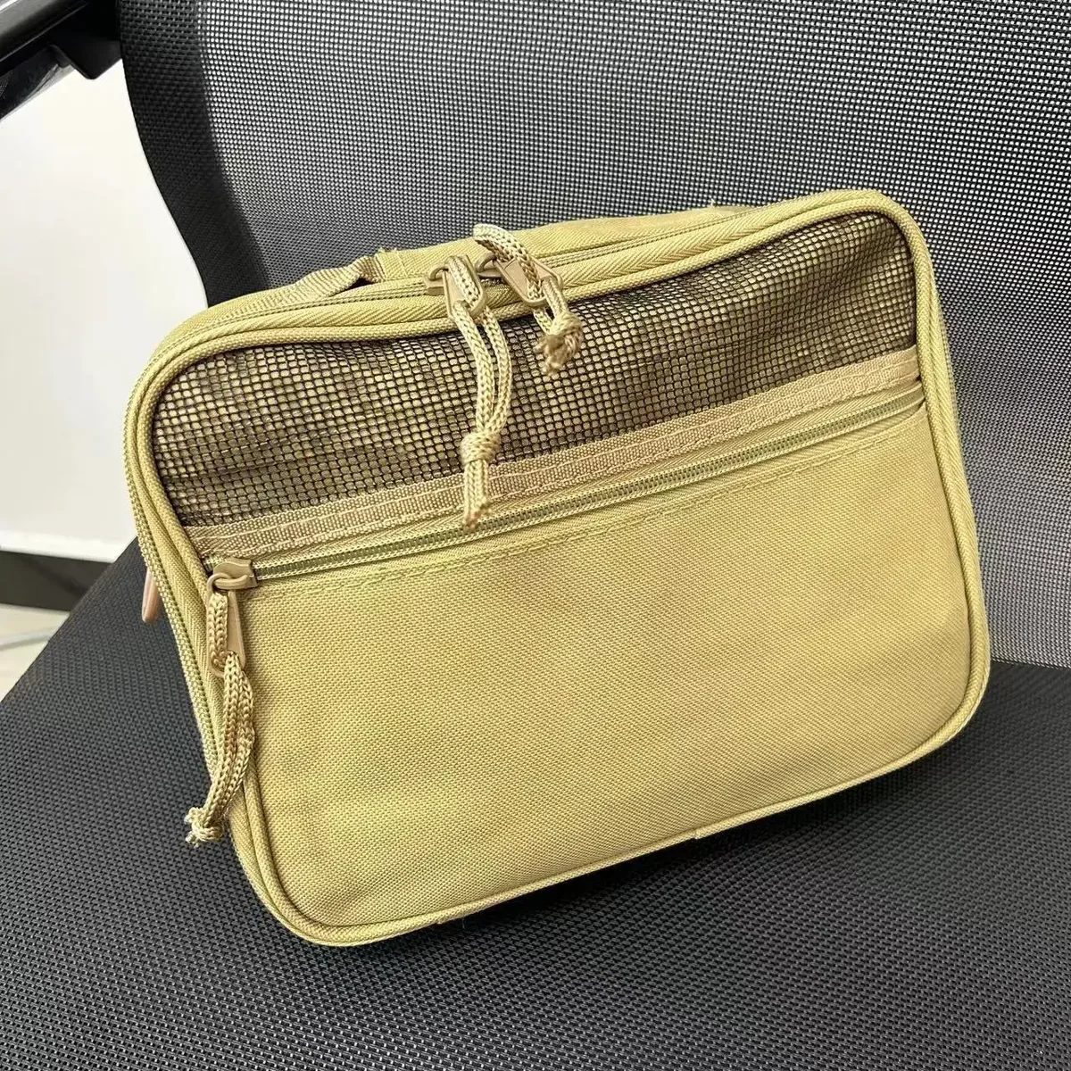 trousse de toilette portable pour homme en tissu oxford kaki, organisateur de voyage multi-poches suspendu pour la pêche en plein air et les courts séjours