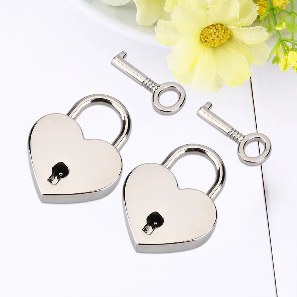 cadenas en forme de cœur argenté, petite taille, mini cadenas avec clé, construction en métal, cadenas en métal pour bagages, 2 pièces