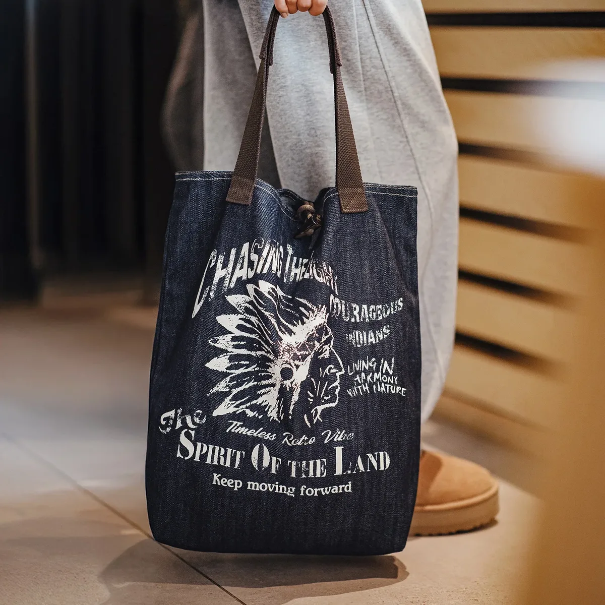 Maden Sac fourre-tout en denim vintage pour femme Grand sac à main à bandoulière décontracté imprimé totem indien Sac de transport quotidien bleu délavé à bascule