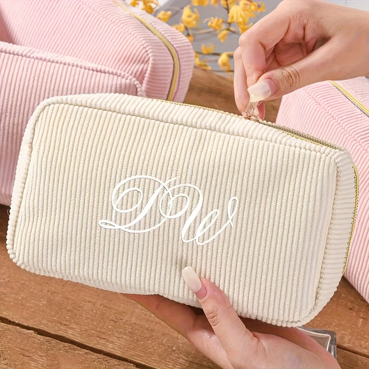 pochette à maquillage en velours côtelé brodée avec un nom personnalisé, sac cosmétique pour femmes, pochette de beauté, cadeau parfait pour une demoiselle d'honneur pour une célébration de mariage