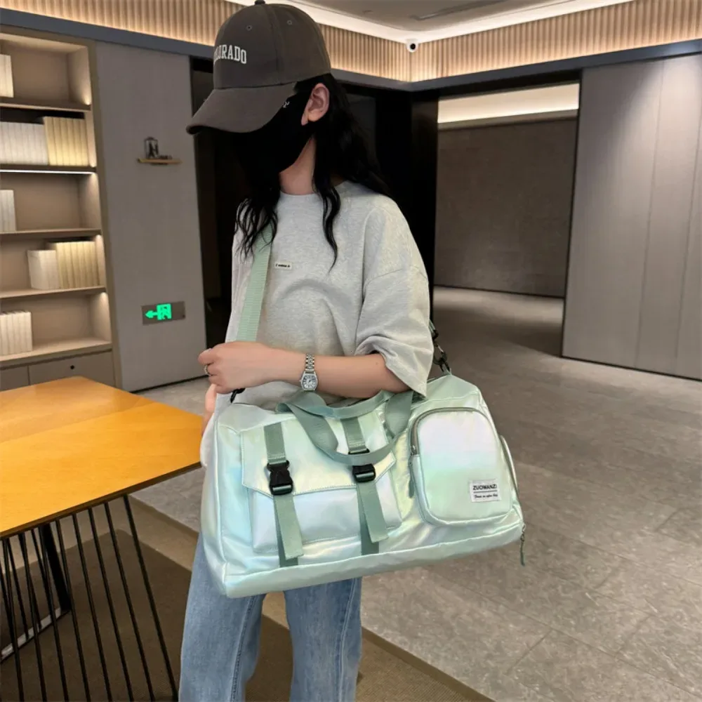 sac polochon holographique glamour – fourre-tout spacieux et élégant avec compartiment à chaussures pour les sacs de voyage sans effort pour les évasions du week-end