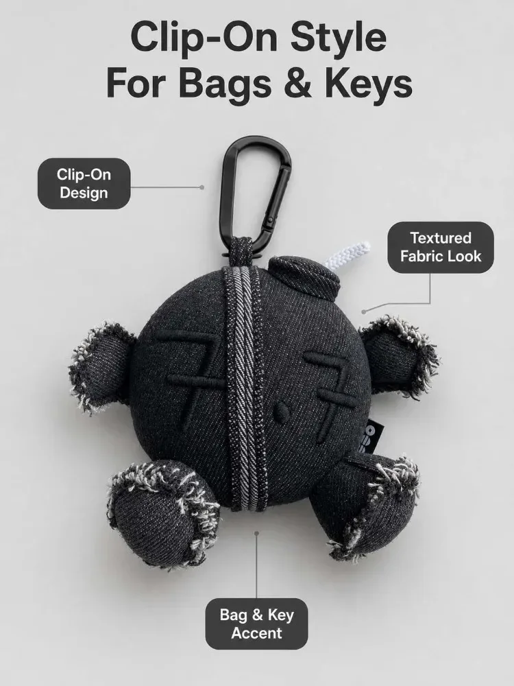 porte-clés ours en jean noir streetwear, style y2k effiloché, breloque de sac rembourrée, accessoire de quincaillerie tactique avec mousqueton, pour sac à dos gorpcore homme