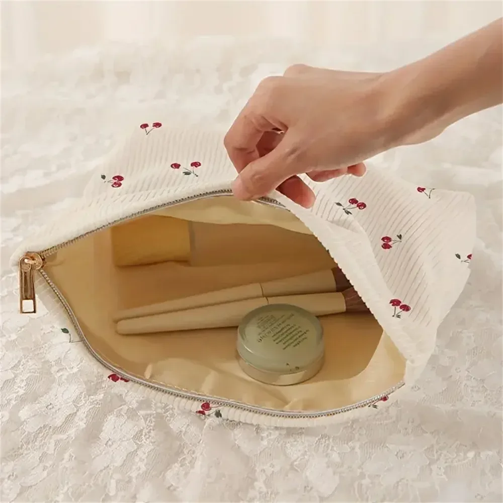 trousse de maquillage en velours côtelé cerise peinte à la main, trousse de toilette légère de voyage, organisateur de cosmétiques de style bohème