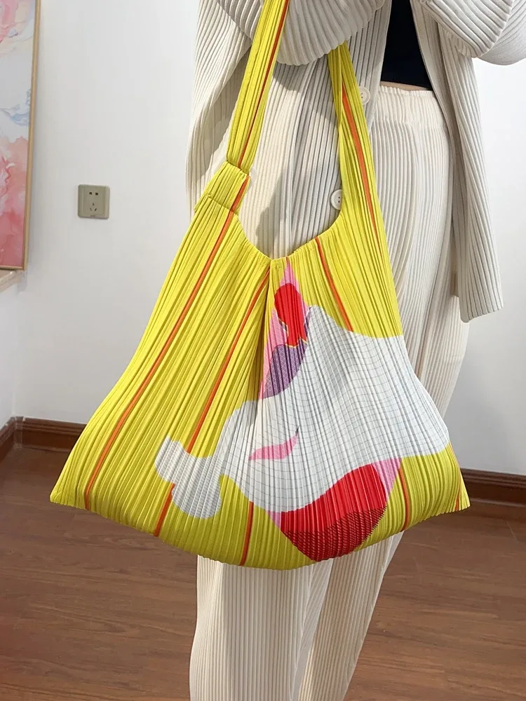 le nouveau sac à main plissé pour femme de miyake avec impression est un sac à bandoulière unique pratique pour le shopping