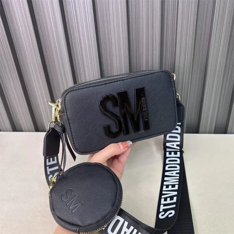 sac à bandoulière carré petit format steve madden, sac à appareil photo tendance, sac à bandoulière simple et élégant.