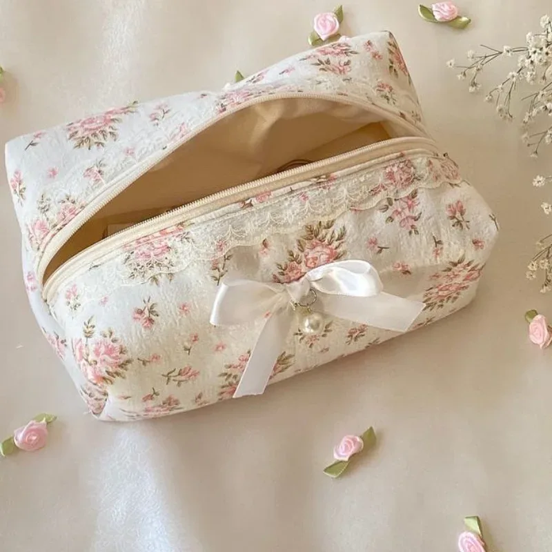 trousse de maquillage florale avec nœud en dentelle pour femmes, trousse de toilette de grande capacité, organisateur de cosmétiques de voyage, pochette portable coréenne mignonne pour femmes