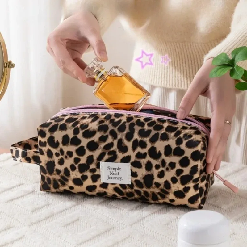 trousse de maquillage de voyage imprimé léopard, étui cosmétique étanche, pochette de toilette essentielle en tissu pour femmes en voyage d'affaires