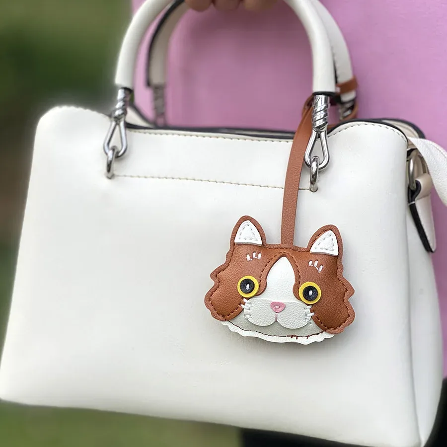 1 porte-clés en cuir pu pour chaton – design mignon avec visage de chaton et oreilles de chat tachetées, accessoire de porte-clés durable, idéal pour assortir aux sacs à dos, sacs à main et décorations de voiture pour femmes – un cadeau d'anniversaire et de saint-valentin spécialement conçu pour les amoureux des chats