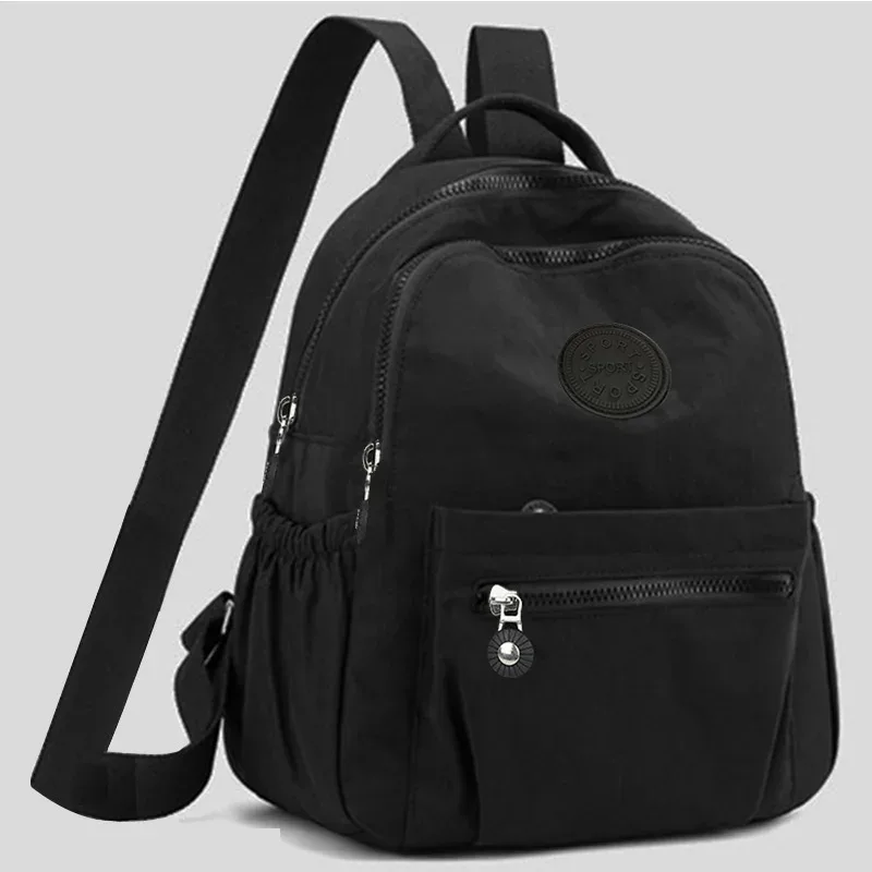 sac à dos de style neutre pour hommes et femmes, adapté aux voyages et à la photographie en nylon, avec un logo rond.