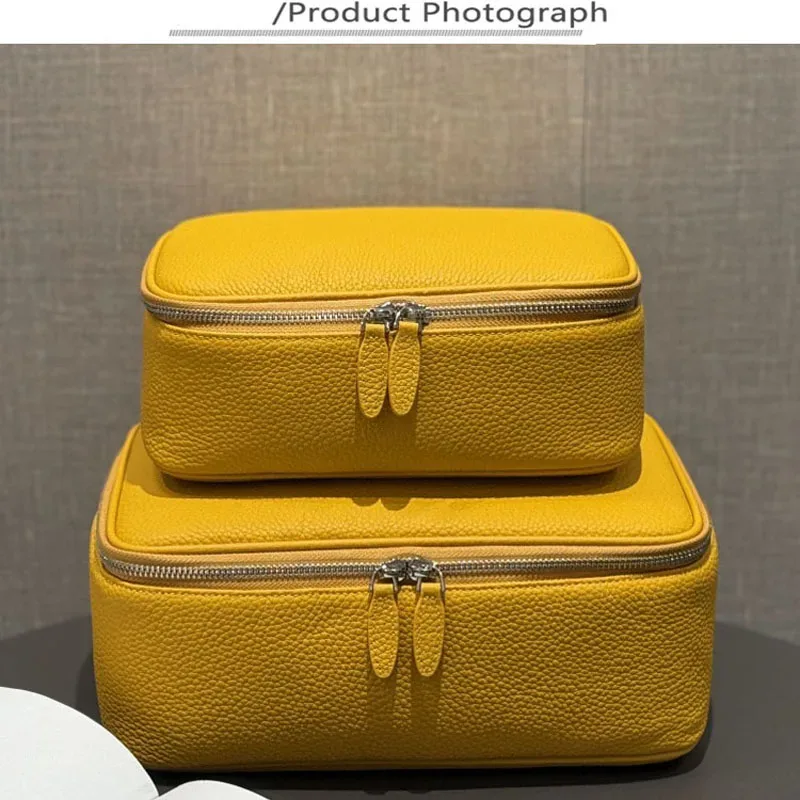 Sac de maquillage en cuir de grande capacité, de forme boîte, à la mode, sac de toilette portable multifonctionnel, rangement simple pour cosmétiques de voyage.