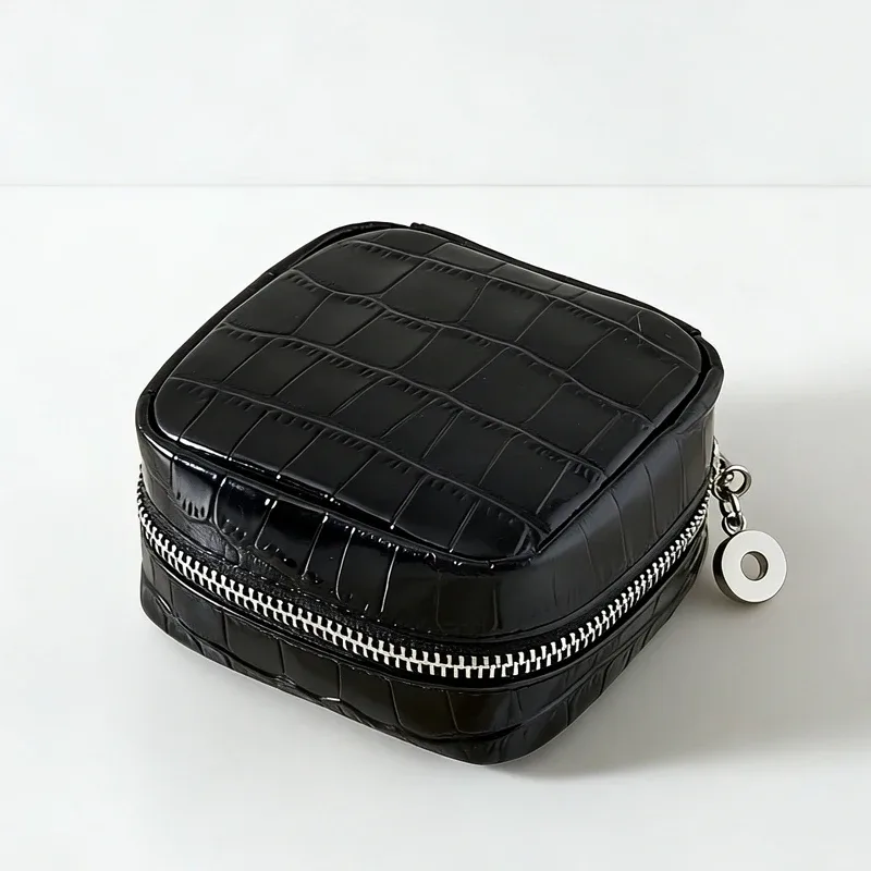 pochette de maquillage mini personnalisable avec initiales en cuir de vachette motif crocodile pour femmes, sacs à main de luxe de créateur, nouveauté 2026, organisateur de voyage
