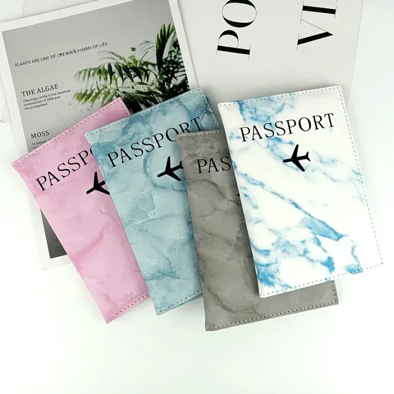 Couverture de passeport en cuir PU, porte-passeport de voyage Simple avec lettres d'avion imprimées pour femmes et hommes, cadeau de mariage à la mode